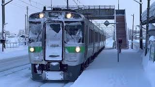 パンタグラフから火花を出して豊沼駅発着する721系普通列車2123Ｍと2320M                     ［@JR北海道函館本線］