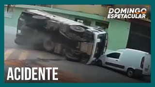Quase Morri: Caminhão tomba e carga atinge carro de comerciante na Grande São Paulo