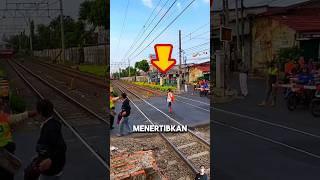 TUKANG PARKIR REL KERETA#shorts #shortvideo #viral