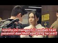 wanita ini mengantri membeli tiket pesawat dan lihat apa yang terjadi?