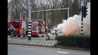 Autobrand na aanrijding, aankomst brandweer Tilburg.