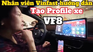 Nhân viên Vinfast hướng dẫn tạo Profile của Chi trên xe Vinfast VF8