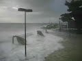 ressaca no iate clube da bahia de outro ângulo