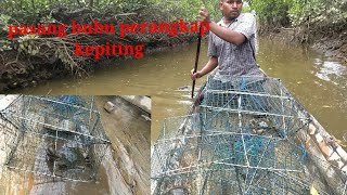 memakai sampan memasang bubu perangkap kepiting bakau