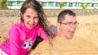 SARAH BRINCA  e se DIVERTI com o papai na AREIA DA PRAIA