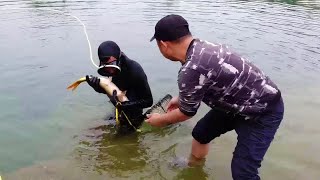 [Fishing] 兩小伙深潭下潛水捕魚，剛下去就打到大貨，足有四五斤的野生大鯉魚，運氣真是太好了【壯鄉瓦匠】