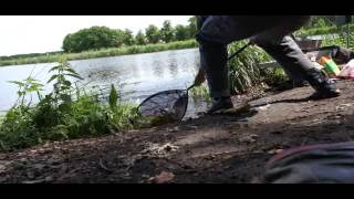 Vissen in Naarden op snoek met spons