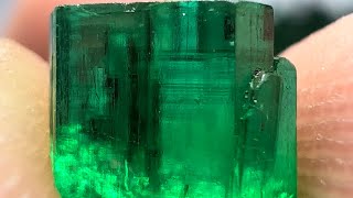 700 carats:Top Green Emerald from Panjshir Afghanistan 🇦🇫 #emerald #shorts #viral #viralvideo