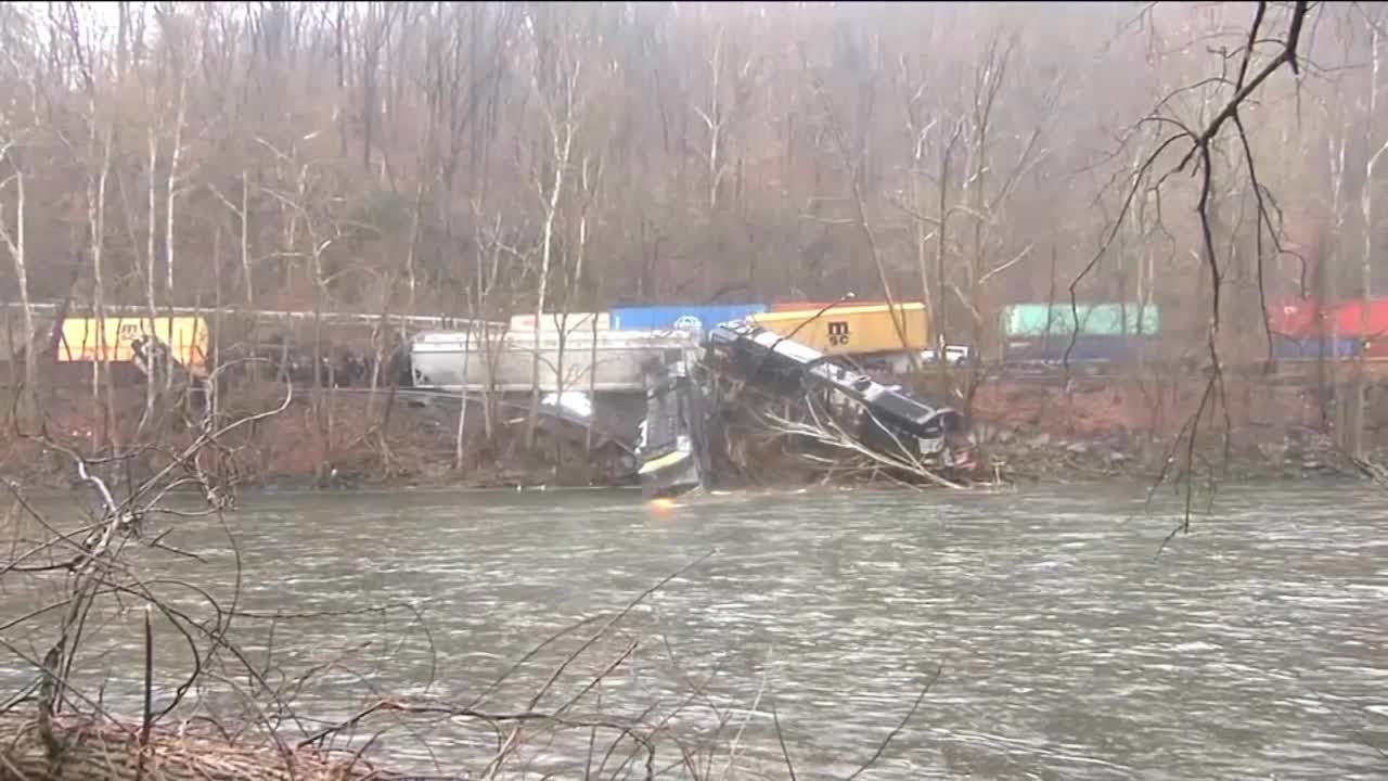 3 Trains Involved In 'collision And Derailment' In Eastern Pennsylvania ...