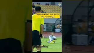 Ekspresi para pemain saat melihat kaki Zalnando pemain Persib Bandung