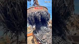 The process of separating and unloading scrap iron by super-strong magnet #tools #shorts #recycling