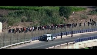 Unos 700 inmigrantes subsaharianos intentan entrar en Melilla y al menos 30 lo consiguen