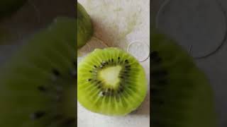 Como oferecer Kiwi para bebês