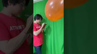 ボールペンをさりげなく投げて風船を割る【Pop the balloon by casually throwing a ballpoint pen】#shorts