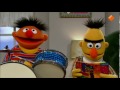 bert en ernie lezen en trommelen om de beurt