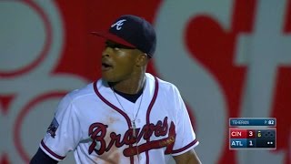 CIN@ATL: Smith takes extra bases away from Phillips