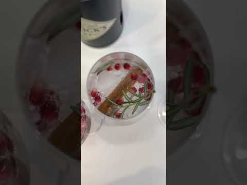 Christmas Cocktail Ideas | Holiday Pomegranate G&T #christmas #holidayrecipes #cocktail #shorts