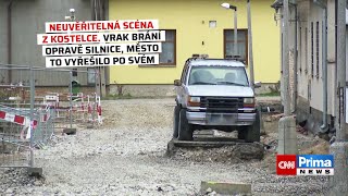 Neuvěřitelná scéna z Kostelce. Vrak brání opravě silnice, město to vyřešilo po svém