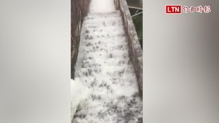 大雨狂炸！半天破370毫米 阿里山遊樂區階梯變瀑布 (民眾提供)