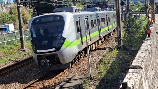 4135次福隆發車經由宜蘭線開往樹林的銀綠色微笑號EMU900型十輛一編組EMU929區間車