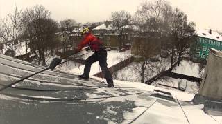 Snöröjning: snöskottning av tak och borttagning av istappar. Kontakta oss för snöjour!