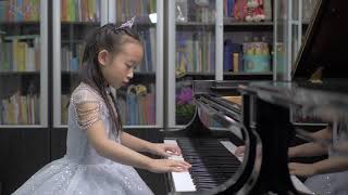 Lainey Liang  (6) Plays Minuet by Christian Petzold Shylium