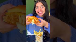 Let’s review Dubai’s one of the Juciest burger#youtubeshorts #food #yshorts #yum#dubaibestburgerspot