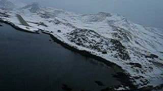 Wideroe Dash 8 on final  appr RW08 at ENHV, Honningsvåg. 71 degrees North. (Cockpit view)