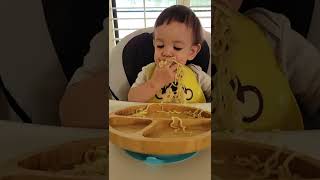 混血萌娃吃面吃一半扔一半 | cute baby eating noodles | 中美混血萌娃帕克Padraig's world