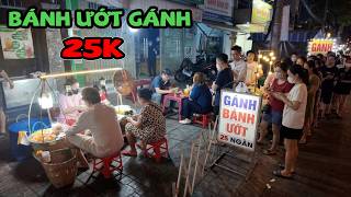 BÁNH ƯỚT GÁNH 25K Của Chị Chủ Dễ Thương Hút Khách Cực Đông Đứng Xếp Hàng Chờ Đợi Dù Bán Ở Vỉa Hè