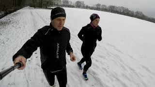 Lauf im Winter, Schnee, Drohne, Windkraftanlage