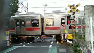 東急大井町線　九品仏駅の電車が道をふさぐ踏切