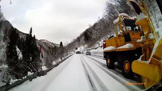 2025.02.04 豪雪の国道303号線　除雪は完璧　ラッセル車と吹き飛ばし車で文句なしの素晴らしい除雪