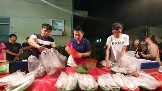 肥槌即傳1006-19瘋了瘋了 今天沒鮮魚 又廷哥用鱈魚讓大家搶 2元就好 搶到桌子快翻了 嘉義趙又廷海鮮拍賣 星期二彰化社頭夜市