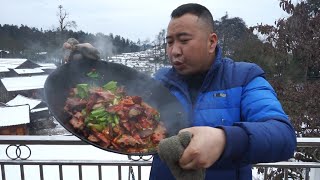 玉平熏好的腊肉招待堂妹，大碗米饭大块肉，肥得吓人吃了还想吃