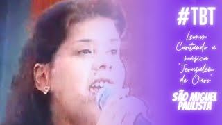 Leonor cantando a música \