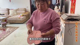 大姐把旧衣服撕掉加工做鞋垫，忙活两天终于出成品了，自己都嫌丑