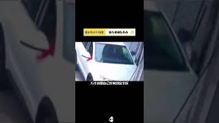 喜提新车，到家门口就被撞坏…