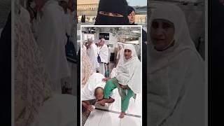 यह बेटा अपनी मां के पैरों को जमजम पानी से धो रहा है 🕋#shorts #youtubeshorts #makkah #shorts #viral