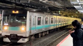 【E233系マト７編成  NN出場回送（ワンマン運転対応改造）】E233系2000番台ﾏﾄ7編成（前照灯ハロゲンライト）が回送電車として警笛鳴らし松戸駅2番線を発車（回9535M）2023.11.15