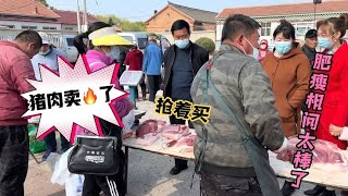 东北的猪肉真卖火了，案板围的水泄不通，老板这一集得赚多少呢？【胡哥猪肉】