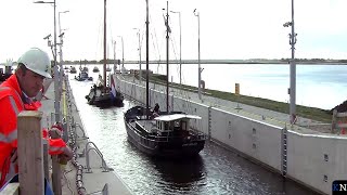 Eerste scheepspassage Reevesluis