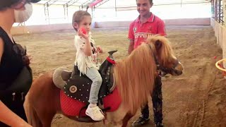 Esila Ayşe at çiftliğinde midilli ata bindi Ablası yarış atına bindi