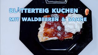 Blätterteig Kuchen mit Waldbeeren und Sahne, schnell bevor der Besuch kommt, frisch auf den Tisch.