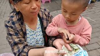 茄子辣椒吃不完，奶奶摆摊卖菜70元，买了孩子喜欢的西瓜和排骨