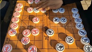 这棋顶不住啦！棋摊擂台赛：修电梯的师傅被抽车，车马炮不敌双车【街边下象棋】