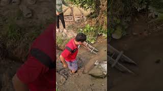 Quá căng hàng xóm bụp nhau ngoài đồng