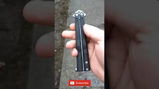 Idiot cuts Himself with Butterfly Knife - Sharp Knife - Microtech Knife - Butterfly - Balisong Idiot