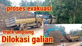 proses evakuasi truk umplung di lokasi galian