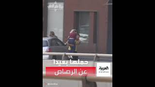 مشهد للبناني يحمل شابة بعيداً عن وابل الرصاص